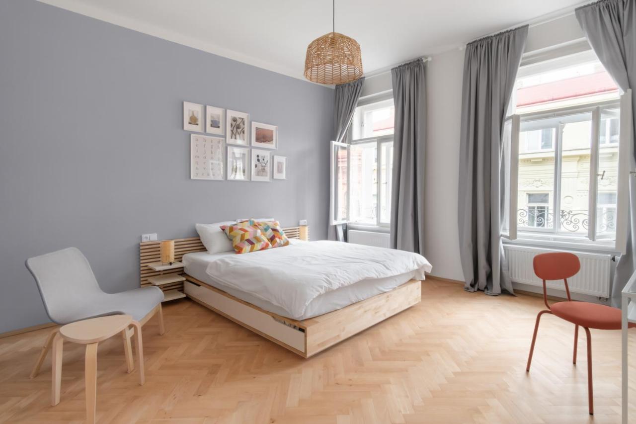 Next To Wenceslas Square By Days Apartamento *